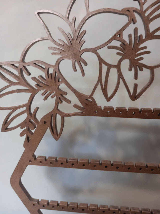 Découvrez notre magnifique porte bijoux octogonal en bois au design floral unique ! 🌸